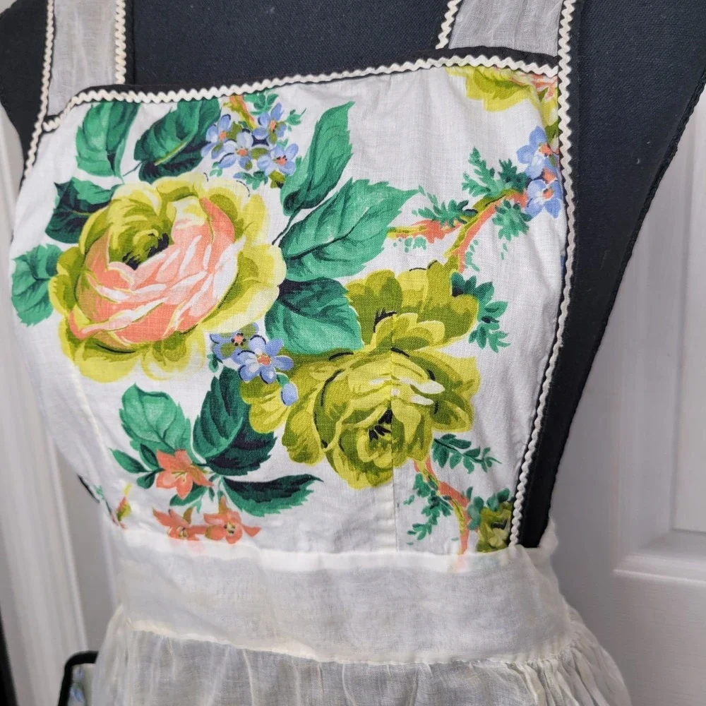 Vintage‎ Bib Apron With Pocket Sheer Fabric w/ Flowers Roses Grannycore